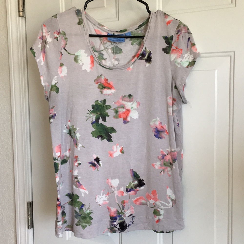 Stunning Vera Wang floral tee